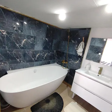 4-bedroom House, Up To 7 People Apartment